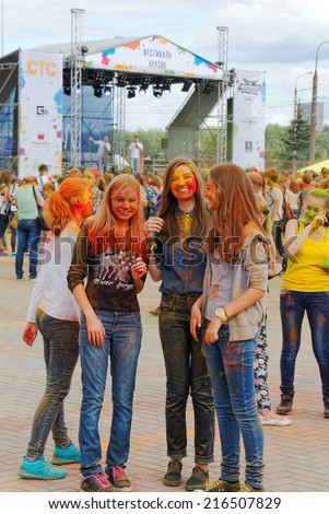 NIZHNY NOVGOROD. RUSSIA. SEPTEMBER 06, 2014. Guys and girls have fun at a Holi festival
