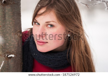 Closeup portrait of beautiful woman in winter park, having fun outdoors, freedom and happiness concept