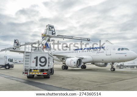 ROISSY, FRANCE - OCTOBER 10, 2014 : Airliner Airbus A319 from Air France during cleaning