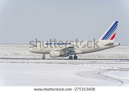 ROISSY, FRANCE - DECEMBER 20, 2010 : Airliner Airbus A318 from Air France waiting for take off in the snow