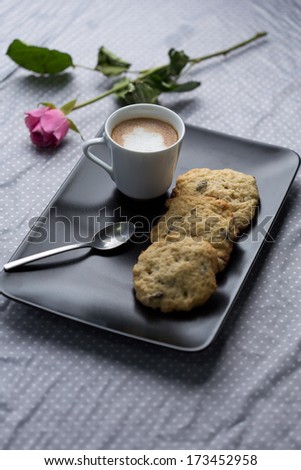 Coffee and Cookie Break with a rose as decoration and chocolate chip cookies