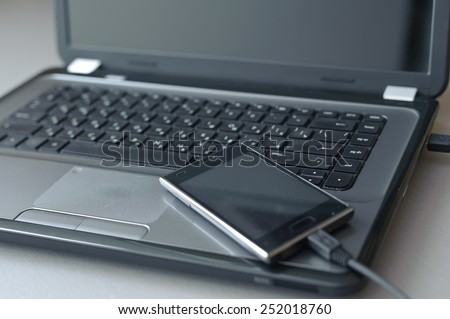 Smart phone is connected to the laptop cable data