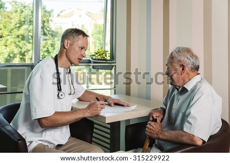 Medical worker asks about the patient\'s health status and takes notes