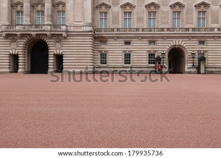 Buckingham Palace guard, London/Buckingham Palace guard, London/London, UK - July 18 : Guard in front the Buckingham palace in typical red-black uniform on July 18, 2008 in London, UK