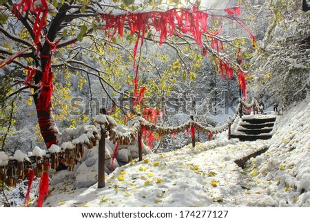 Snowy Padlock Love Chain China Red Ribbon