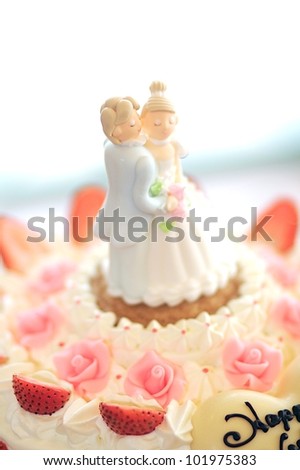 Dolls on the wedding cake