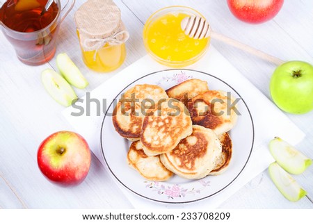 Fritters with apples and honey