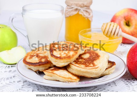 Fritters with apples and honey