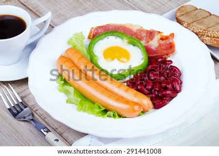 Fried egg, sausages, bacon and red beans