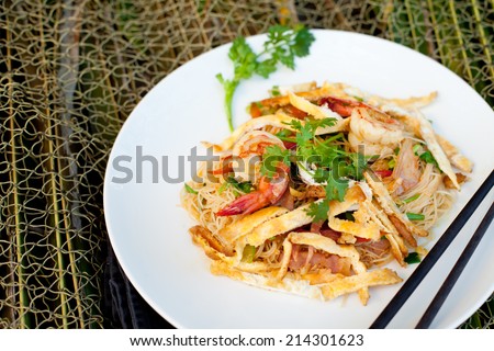 Stir fried noodles with eggs, vegetables and shrimps