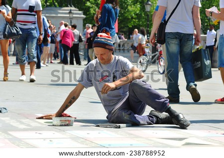 LONDON - MAY 15: Street painter in the street in London on May 15.2014 in England