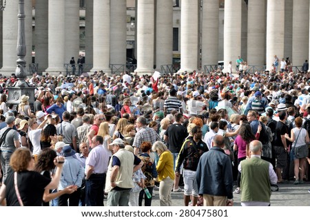 VATICAN - MAY 06:  The crowd is waiting in St. Peter Square before the Angelus prayer of Pope Francis I in Vatican on May 06. 2015 in Italy.