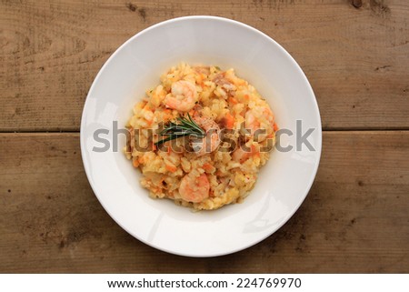 Risotto with shrimps, prosciutto and various vegetables