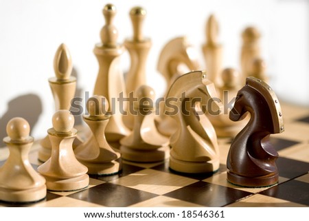Opposition of figures of chess horses