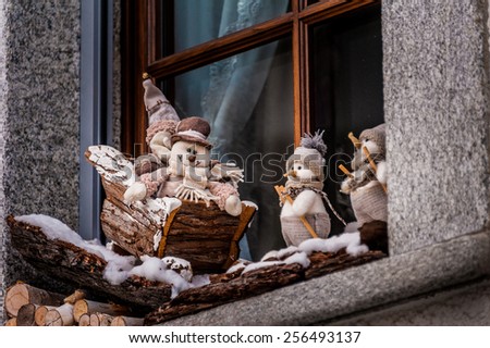 Dolls snow window