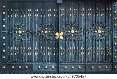 Closed metal decorative gate
