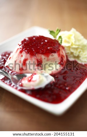 close up strawberry pudding cake and sweet sauce