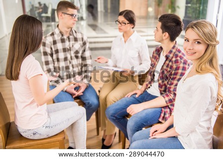 Therapist speaking to a rehab group at therapy session.