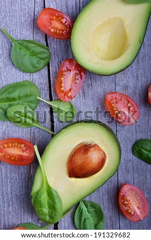 avocado with tomatoes and spinach