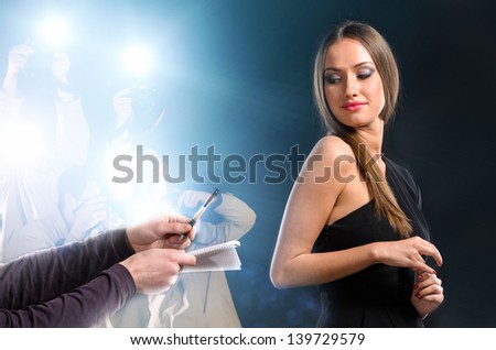 famous woman is posing for photographers on background
