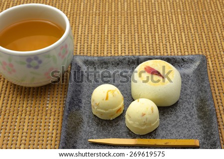 The good refreshment I\'d like to eat time of the tea/I take a break for a Japanese confection.