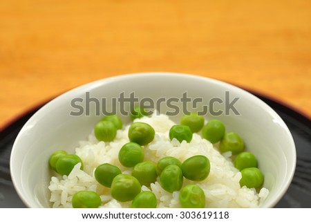 Green peas with rice/The seasoned steamed rice with vegetables and meat with which peas were mixed