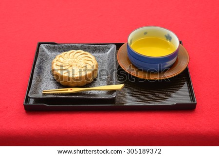 The Japanese confection most suitable for a present/A Japanese confection  Wafer cake containing bean jam.