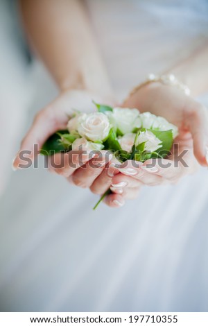 hold flowers in hands