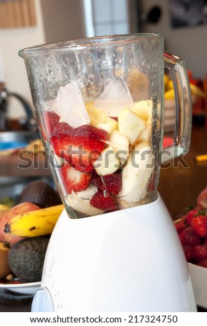 Blender: doing a smoothie with fruit and ice