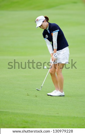 SINGAPORE - MARCH 3: Korean Sun Young Yoo putting at the green during HSBC Women\'s Champions at Sentosa Golf Club Serapong Course March 3, 2013 in Singapore