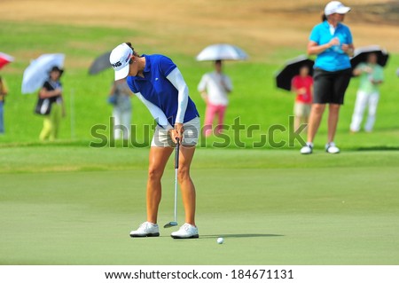 SINGAPORE - MARCH 2: Spanish Azahara Munoz putting at the green during HSBC Women\'s Champions at Sentosa Golf Club Serapong Course March 2, 2014 in Singapore