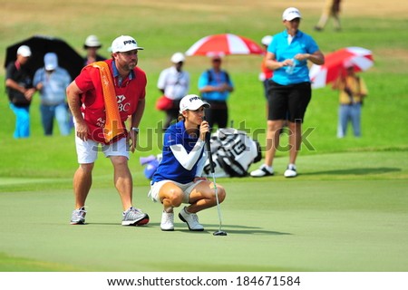 SINGAPORE - MARCH 2: Spanish Azahara Munoz aiming on the green during HSBC Women\'s Champions at Sentosa Golf Club Serapong Course March 2, 2014 in Singapore