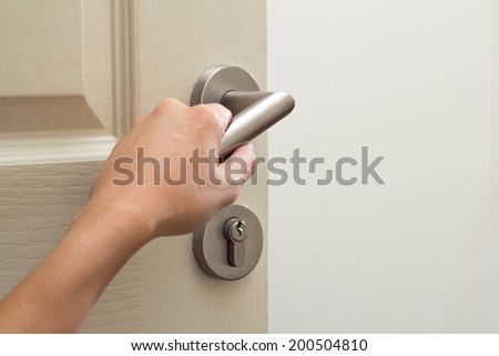 hand  open the Door