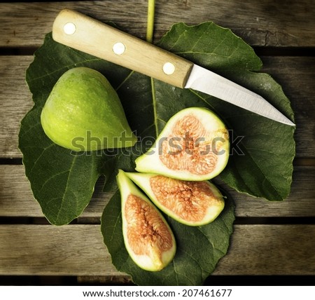 Fig leaf with figs and knife.