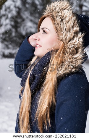 Young women looked into the sky when the snow begins to fall
