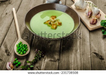 Young pea soup with small garlic croutons