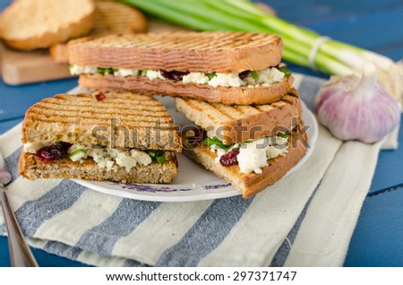 Sandwich with blue cheese and cranberries, baked in panini grill