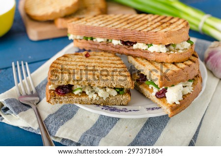 Sandwich with blue cheese and cranberries, baked in panini grill