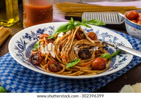 Wholemeal pasta with roasted tomato and garlic, homemade tomato salsa
