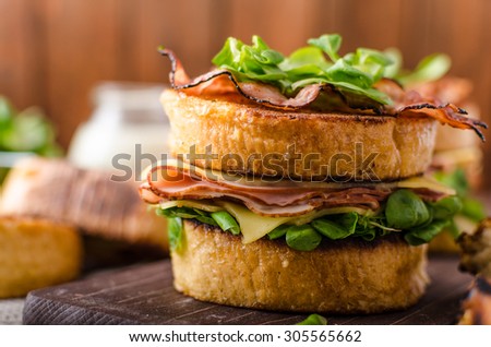 French toast with homemade ham, crispy bacon and salad, gouda cheese