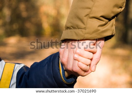 [Obrazek: stock-photo-mother-holds-a-hand-of-her-s...021690.jpg]