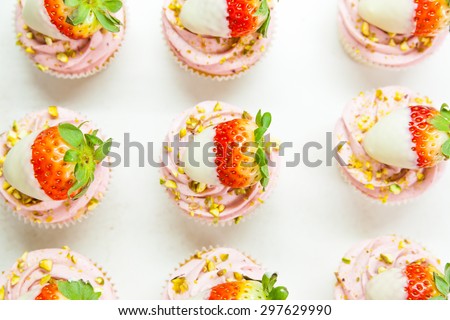 Strawberry cupcakes with strawberries in white chocolate