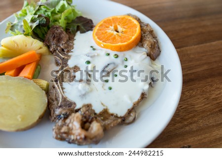 T-bone steak and white sauce