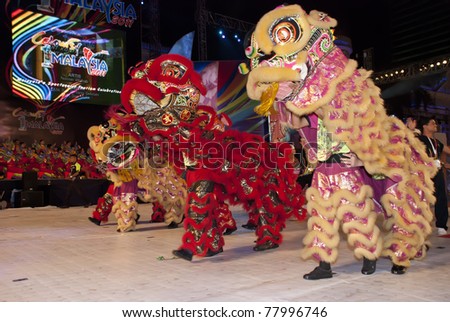 KUALA LUMPUR, MALAYSIA-MAY 21: A lion dancers, a ethnics Chinese traditional dance,  perform the dance during the celebration of Color of 1 Malaysia on May 21, 2011 in Kuala Lumpur, Malaysia.