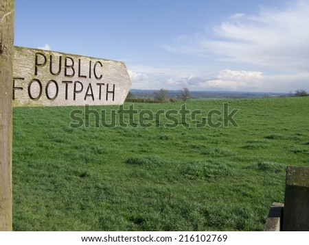 Public footpath sign pointing towards field