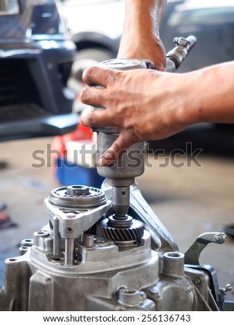operator repair gear box of automotive engine