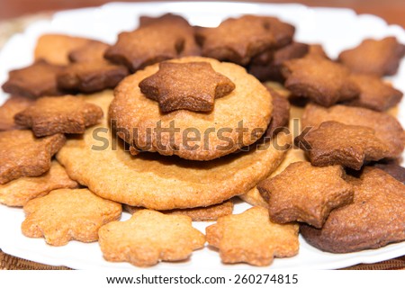 White plate with golden ginger biscuits for Easter