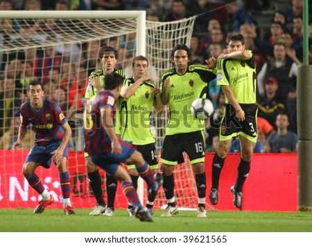 BARCELONA - OCTOBER 25: Xavi Hernandez of Barcelona shoot a free kick during Spanish league match, Barcelona vs Zaragoza at the New Camp Stadium on October 25, 2009 in Barcelona, Spain.