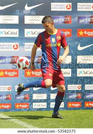BARCELONA, SPAIN - MAY 21: Barcelona\'s new signing David Villa during his presentation at the Camp Nou stadium on May 21, 2010 in Barcelona, Spain.