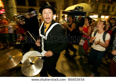 BARCELONA - SEPT, 24: Drummer of music troop Le Compagnie Tetaclak in full swing performing his show at Las Ramblas during a Festival City on September 24, 2004 in Barcelona, Spain